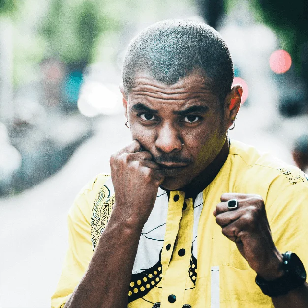 Portrait de Maho Bah-Villemagne en position de garde de boxe